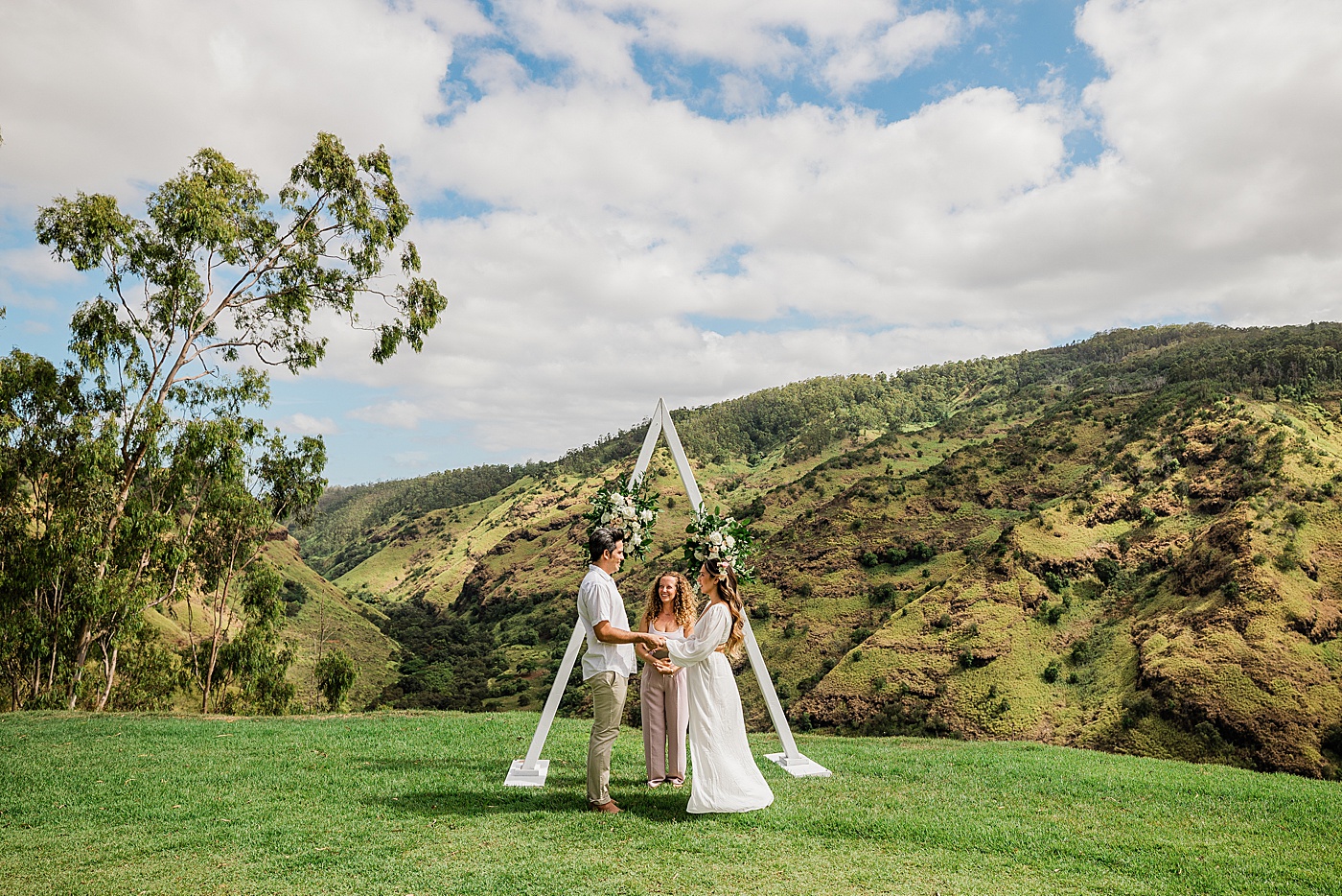 Elopement ceremony at Waialua Valley Farms 