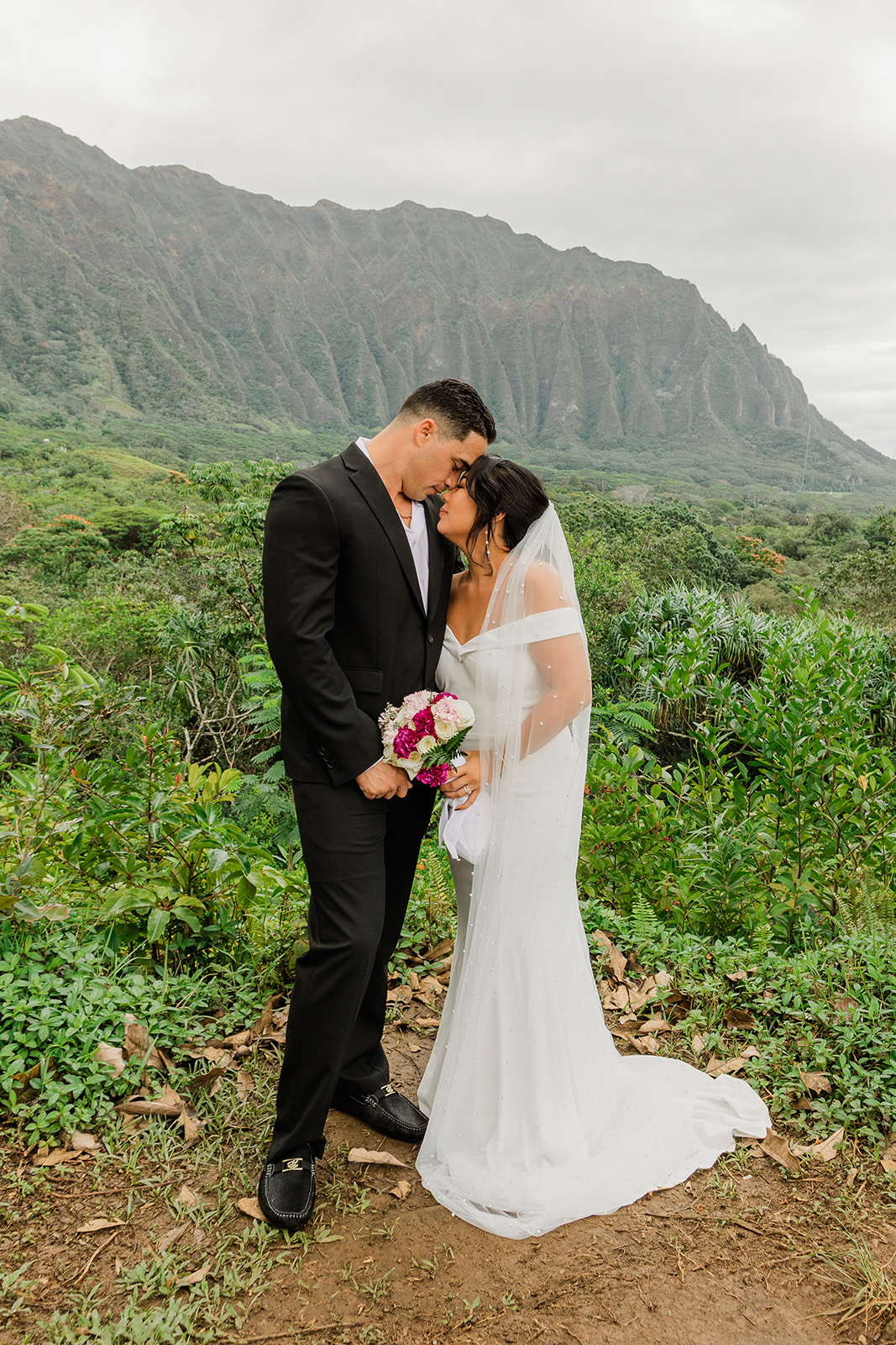 Couple exchanging vows with mountain views at one of the best places to elope on Oahu’s East Side